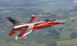 El F-16A MLU pintado con la bandera danesa. Cr�dito de las fotos: (captura video Flyvev�bnet)