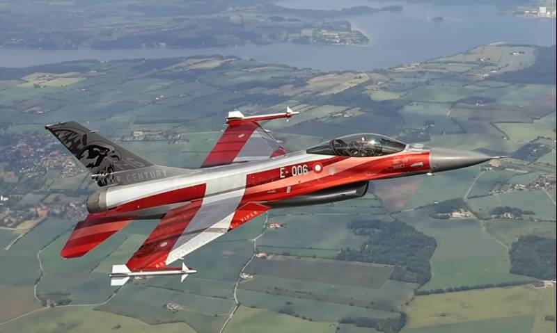 El F-16A MLU pintado con la bandera danesa. Crédito de las fotos: (captura video Flyvevåbnet) El F-16A MLU pintado con la bandera danesa. Crédito de las fotos: (captura video Flyvevåbnet)