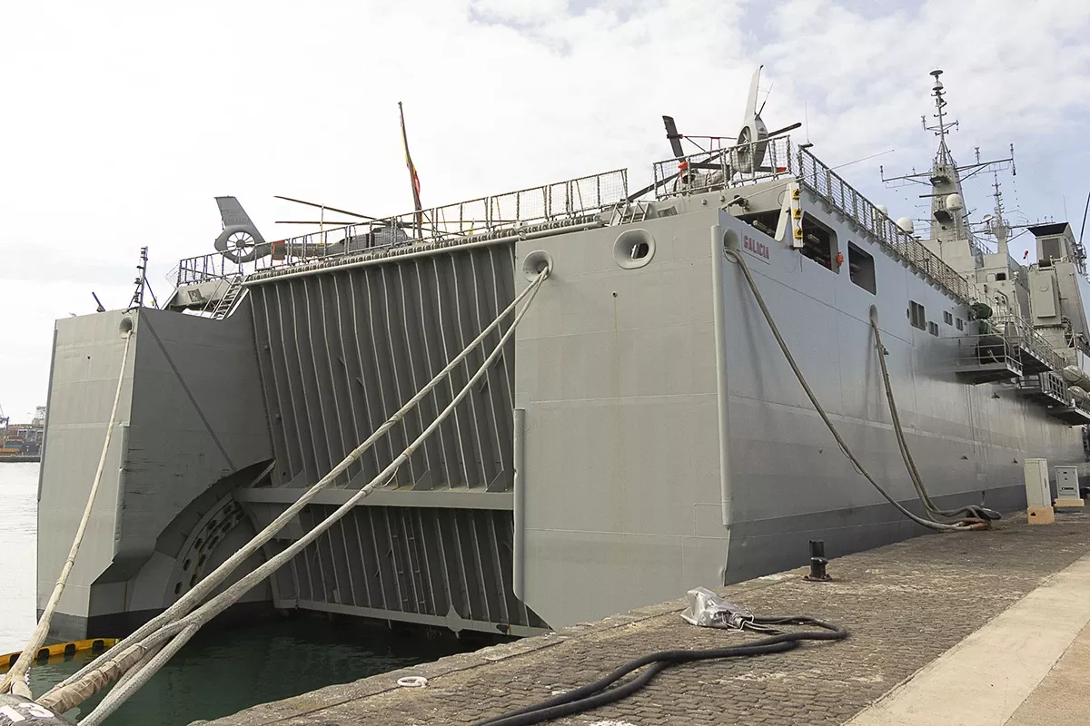 Vista de popa del navío “Galicia” atracado en el Arsenal de Las Palmas. Vista de popa del navío “Galicia” atracado en el Arsenal de Las Palmas.
