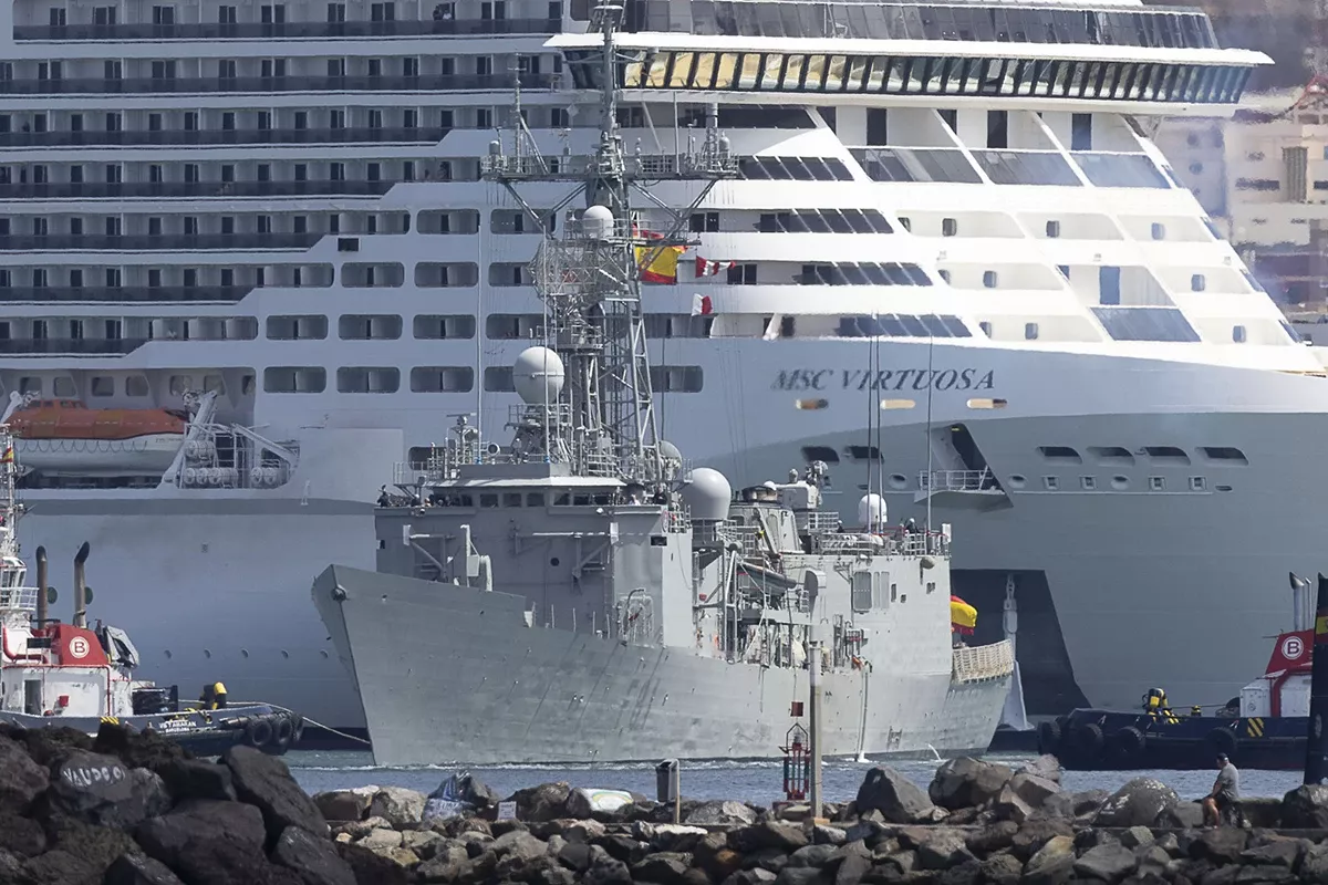 El Buque Escuela y de Cooperación Pesquera “Intermares” saliendo del puerto canario, a su lado navega la lancha de los prácticos. El Buque Escuela y de Cooperación Pesquera “Intermares” saliendo del puerto canario, a su lado navega la lancha de los prácticos.