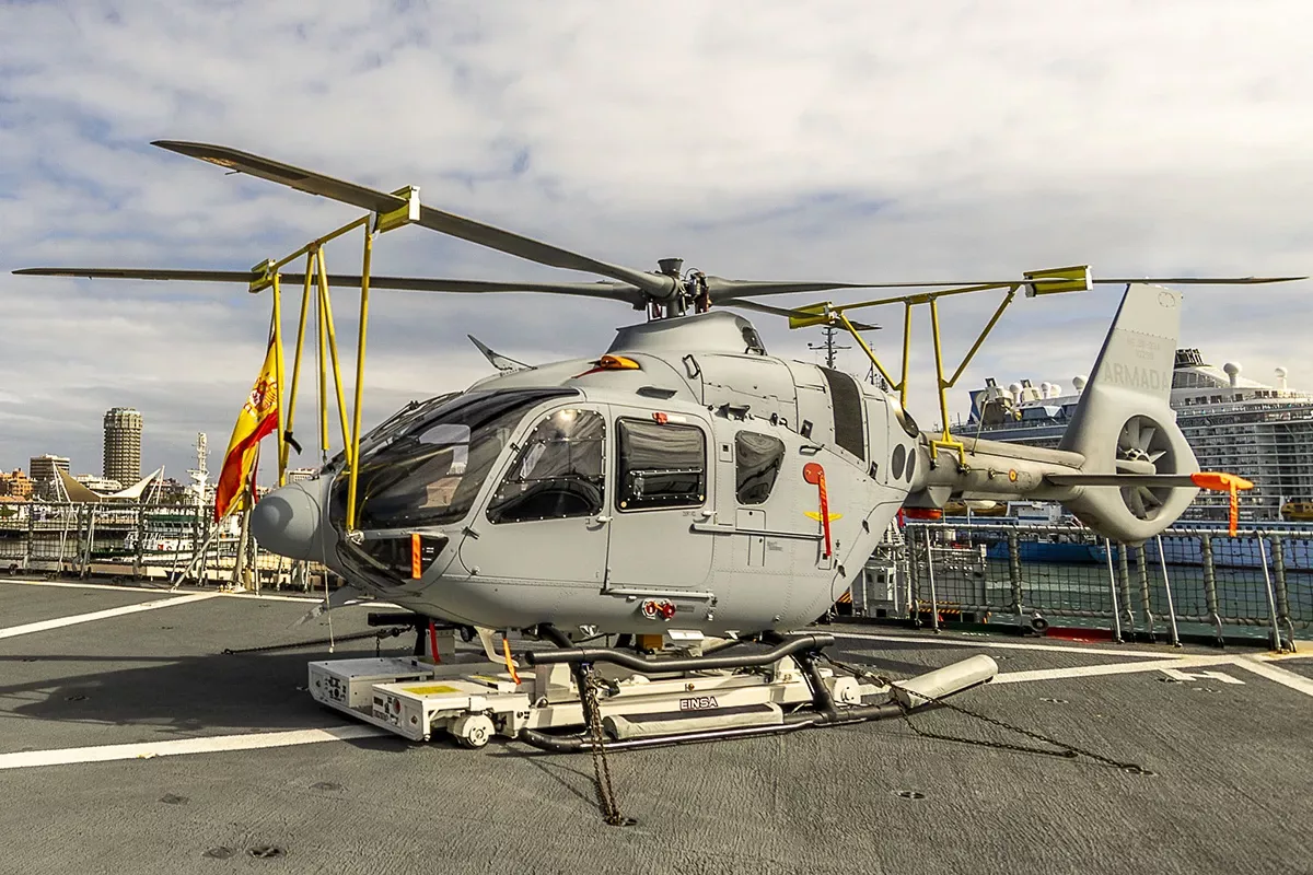 Una de las novedades que se pudieron ver a bordo del “Galicia” fueron los nuevos helicópteros de la Armada Airbus Helicopters H135. Una de las novedades que se pudieron ver a bordo del “Galicia” fueron los nuevos helicópteros de la Armada Airbus Helicopters H135.