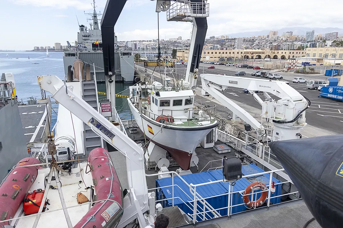Vista de la parte de popa del “Intermares” en la que se aprecia la embarcación auxiliar que lleva a bordo esta unidad auxiliar. Vista de la parte de popa del “Intermares” en la que se aprecia la embarcación auxiliar que lleva a bordo esta unidad auxiliar.