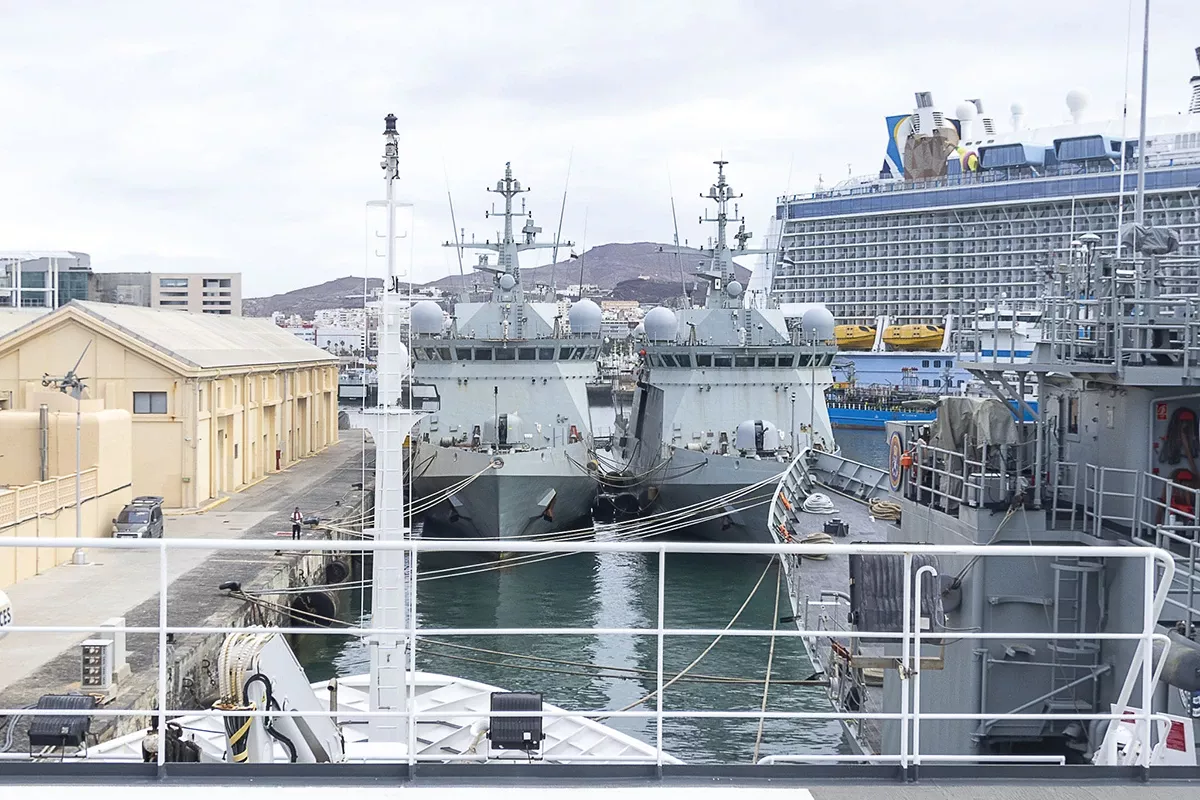 La estancia de los tres navíos, obligó a recolocar a los BAM basados en el Arsenal de Las Palmas, aquí vemos dos abarloados. La estancia de los tres navíos, obligó a recolocar a los BAM basados en el Arsenal de Las Palmas, aquí vemos dos abarloados.