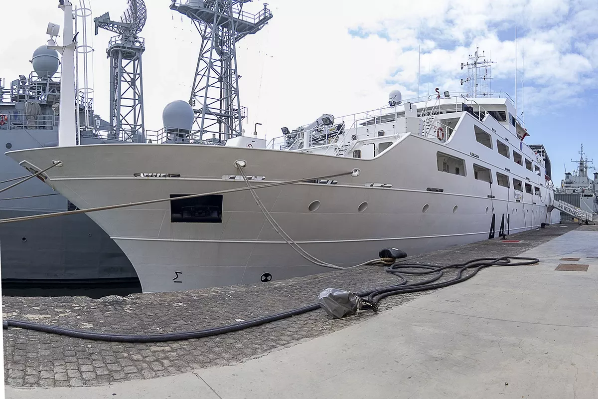 El Buque Escuela y de Cooperación Pesquera “Intermares” atracado en el Arsenal de Las Palmas. El Buque Escuela y de Cooperación Pesquera “Intermares” atracado en el Arsenal de Las Palmas.