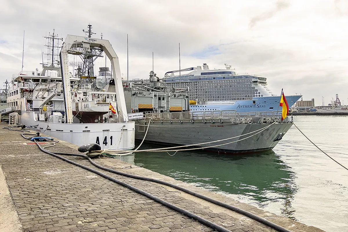 Vista de popa del “Intermares”, en primer plano, y la fragata de “Santa María”. Vista de popa del “Intermares”, en primer plano, y la fragata de “Santa María”.