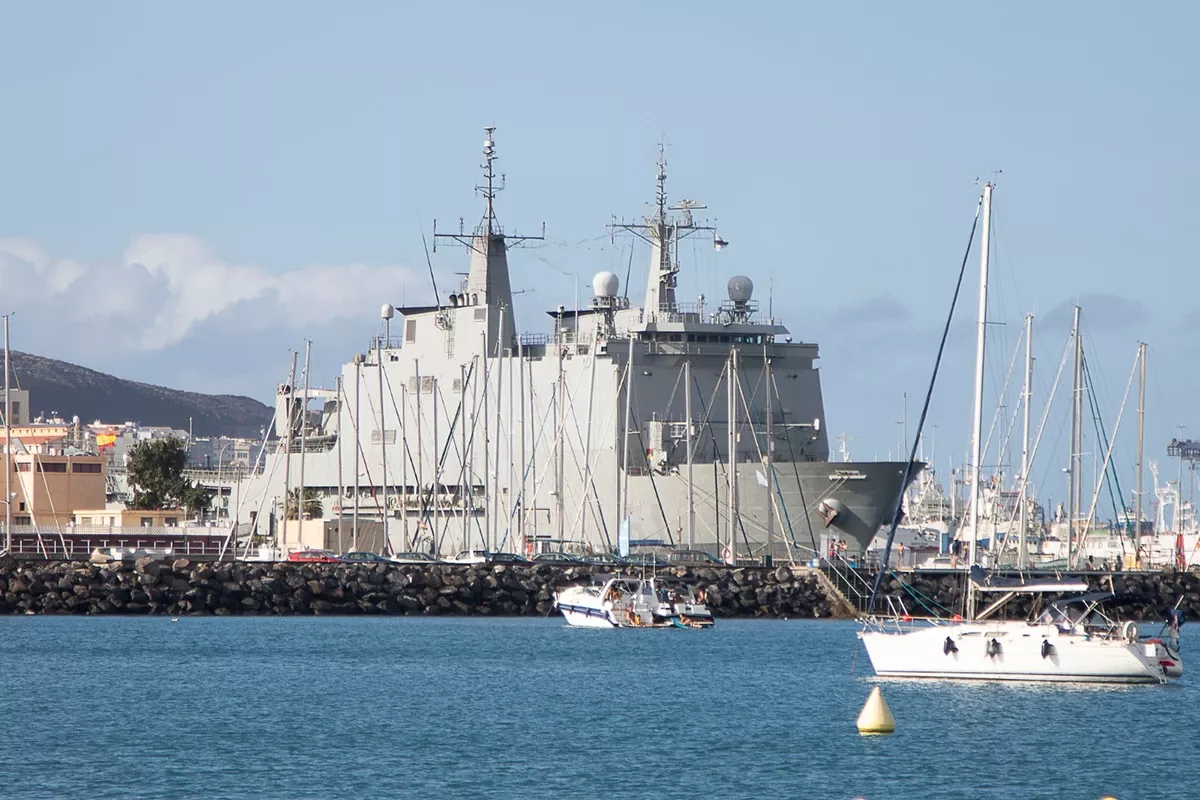 Vista de la gran mole del “Galicia” atracado durante tres días en Las Palmas. Vista de la gran mole del “Galicia” atracado durante tres días en Las Palmas.