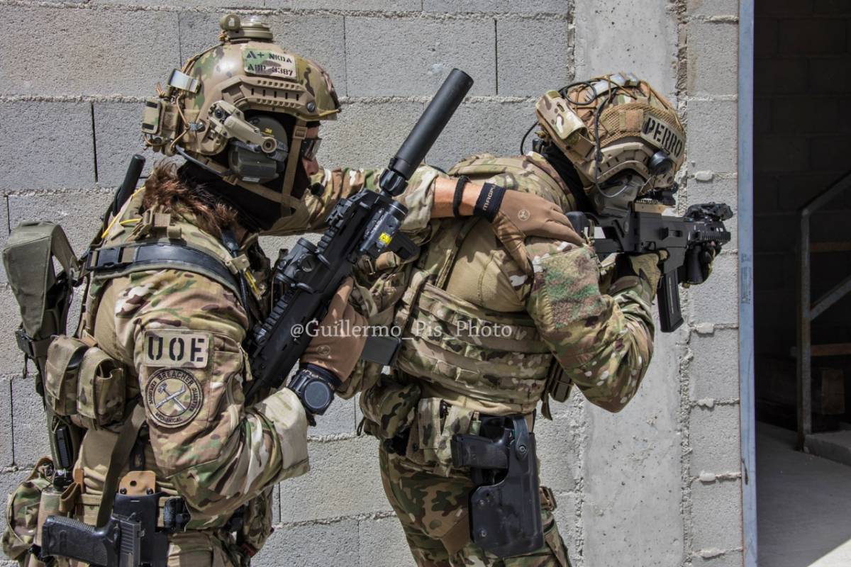 Me gustara comenzar esta galera apelando a su comprensin pues no es mucho lo que se puede mostrar ni contar acerca de la UOE2 ni de sus operaciones....No obstante ,sirva como una pequea presentacin (para los que an no conozcan) a la que podra ser nuestra punta de lanza dentro del mundo de las OEs.