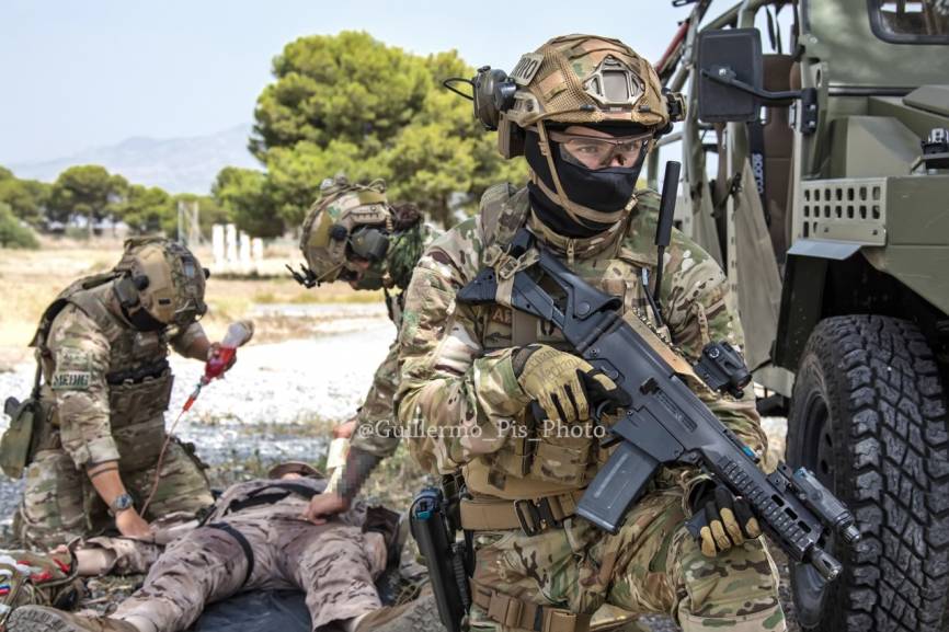 Operador de la UOE2 dando cobertura mientras uno de sus compañeros recibe asistencia sanitaria por parte de sus compañeros.