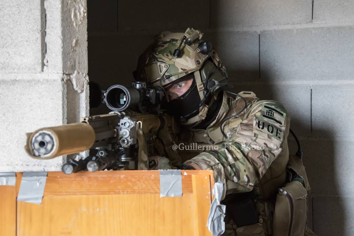 El criterio de seleccin de la UOE2 es el de conseguir personal con una amplia experiencia dentro del MOE  consiguiendo la versatilidad que una unidad como esta requiere en su da a da. Una experiencia que en muchos casos resulta vital a la hora de resolver las misiones e imprevistos que pudieran surgir durante la ejecucin de las mismas.