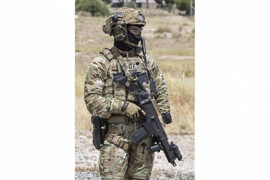 Como es habitual dentro de las OE´s tanto militares como policiales, todos sus integrantes poseen un alto nivel de formación en las diferentes especialidades necesarias dentro de la unidad, no obstante, hay operativos con una mayor especialización en los diferentes campos de actuación. Tiradores de precisión, aperturas y un largo etc...