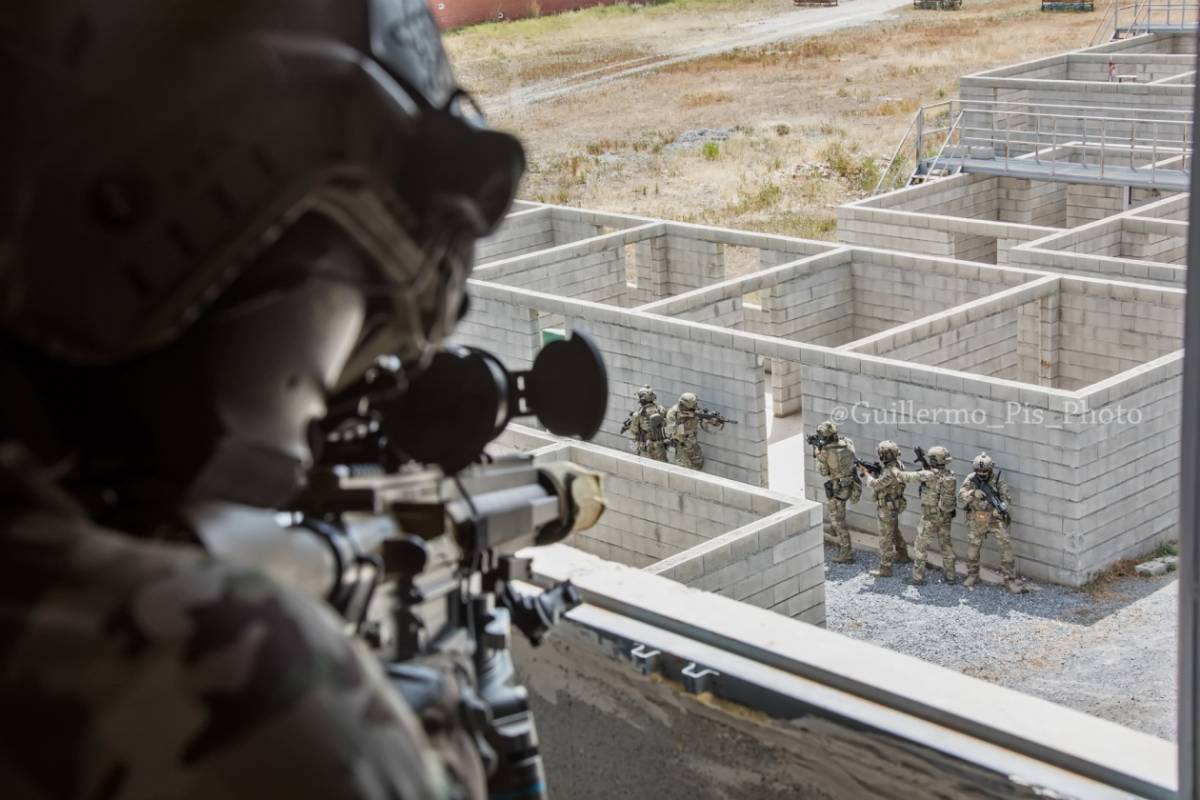 Su amplia experiencia dentro de las OEs as como su intenso adiestramiento tienen como finalidad la realizacin de misiones especialmente sensibles y de riesgo elevado.