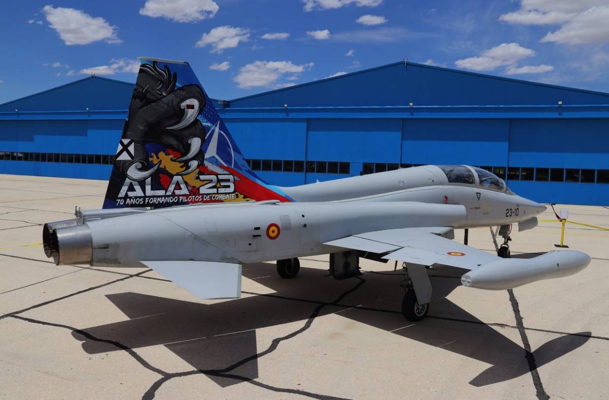 F-5M del Ala 23 decorado para celebrar los 70 años de la Escuela de Caza y Ataque. (foto Julio Maíz) F-5M del Ala 23 decorado para celebrar los 70 años de la Escuela de Caza y Ataque. (foto Julio Maíz)
