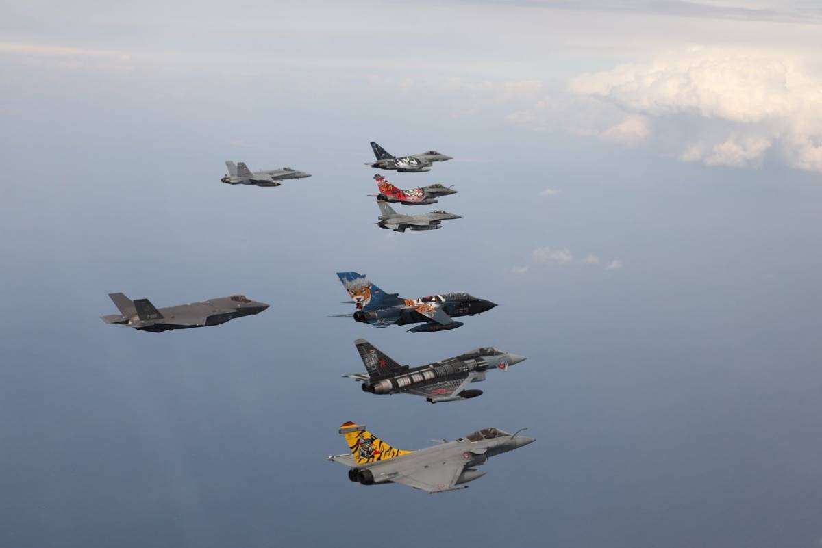 El Tiger Meet 2024 ha reunido de los veteranos F/A-18 suizos a los modernos F-35 de la Real Fuerza Aérea de los Países Bajos. El Tiger Meet 2024 ha reunido de los veteranos F/A-18 suizos a los modernos F-35 de la Real Fuerza Aérea de los Países Bajos.