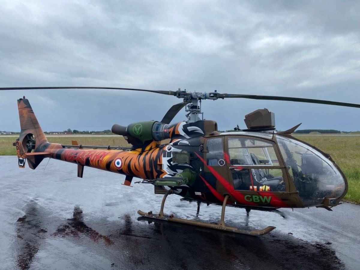 El helicóptero SA-342M “Gazelle” del Ejército de Tierra francés, especialmente decorado para el evento. (foto Ejército de Tierra de Francia) El helicóptero SA-342M “Gazelle” del Ejército de Tierra francés, especialmente decorado para el evento. (foto Ejército de Tierra de Francia)