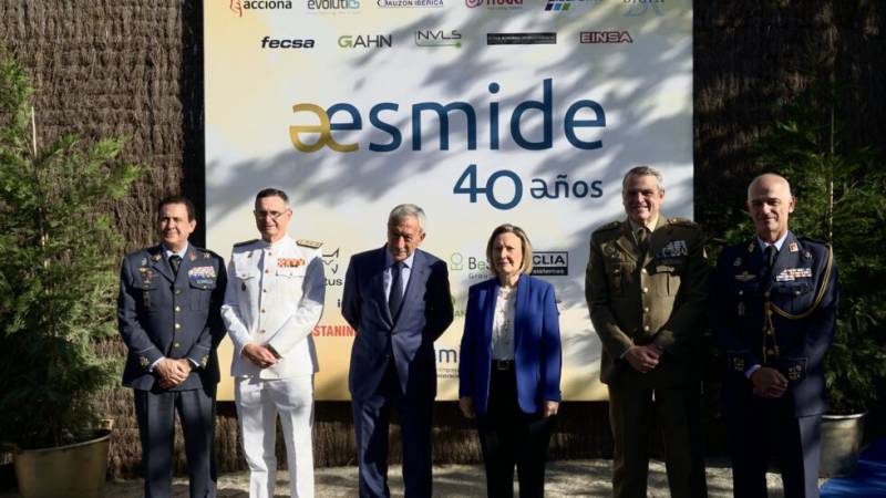 La celebración contó con la presencia de la Secretaria de Estado de Defensa Maria Amparo Valcarce y los responsables de las Fuerzas Armadas (AESMIDE) La celebración contó con la presencia de la Secretaria de Estado de Defensa Maria Amparo Valcarce y los responsables de las Fuerzas Armadas (AESMIDE)