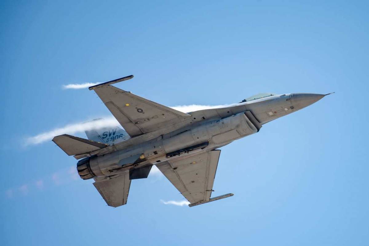 F-16C Block 50P del Viper Demo Team realizando un pasaje a baja altura. F-16C Block 50P del Viper Demo Team realizando un pasaje a baja altura.