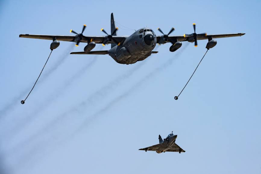 KC-130H Hercules del Grupo Aereo N° 8 realizando una demostración de reabastecimiento en vuelo con un Mirage 2000P.