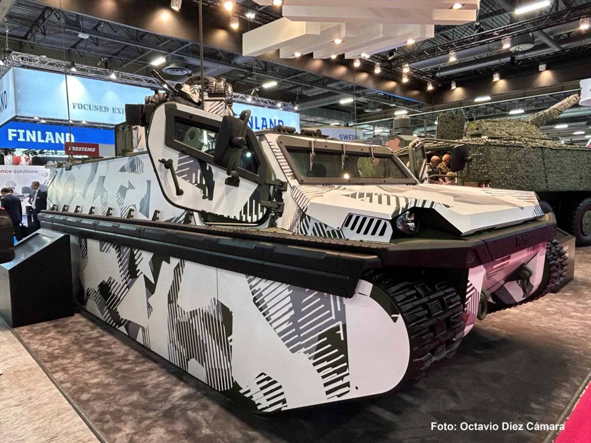 El tono de camuflaje del FAMOUS dice mucho del área en la que operará y su blindaje, que incluye faldones sobre las cadenas, será novedoso. (Octavio Díez Cámara) El tono de camuflaje del FAMOUS dice mucho del área en la que operará y su blindaje, que incluye faldones sobre las cadenas, será novedoso. (Octavio Díez Cámara)