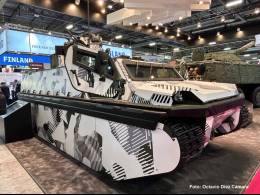 El tono de camuflaje del FAMOUS dice mucho del �rea en la que operar� y su blindaje, que incluye faldones sobre las cadenas, ser� novedoso. (Octavio D�ez C�mara)