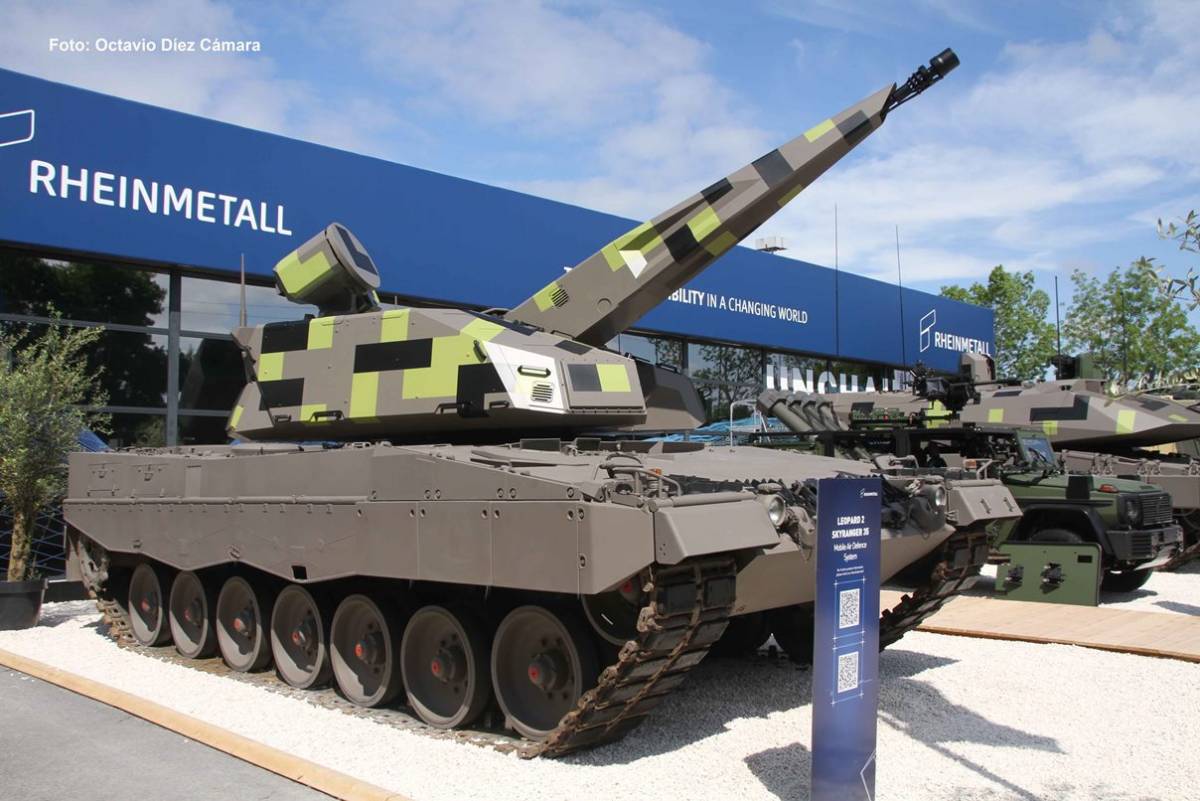 Rheinmetall propone una nueva torre antiarea de 35mm que puede montarse en los Leopard 2A4. (Octavio Dez Cmara) 