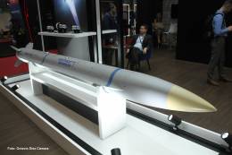 El tama�o del AARGM-ER, de unos 4 metros de longitud, permite situarlo en las bodegas internas de los cazabombarderos F-35. (Octavio D�ez C�mara)