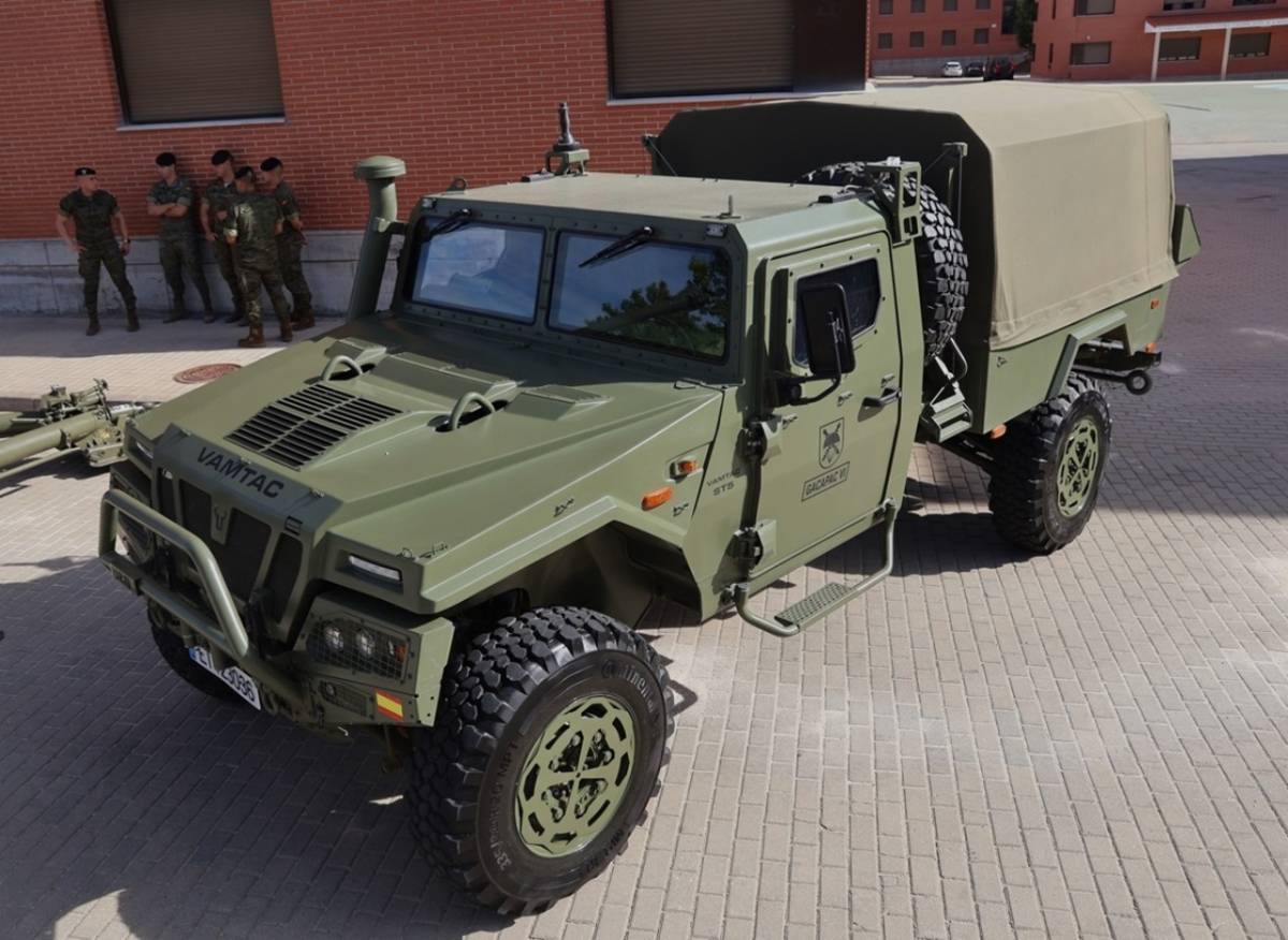 Uno de los nuevos VAMTAC ST5, de cabina sencilla, especialmente diseñado para poder ser aerotransportado. Uno de los nuevos VAMTAC ST5, de cabina sencilla, especialmente diseñado para poder ser aerotransportado.