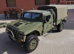 Uno de los nuevos VAMTAC ST5, de cabina sencilla, especialmente dise�ado para poder ser aerotransportado.