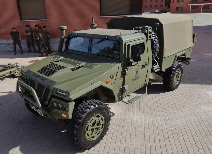 Uno de los nuevos VAMTAC ST5, de cabina sencilla, especialmente diseñado para poder ser aerotransportado.