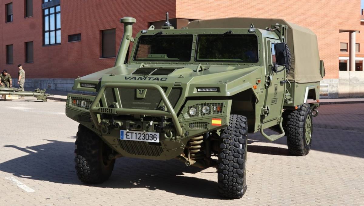 Urovesa ha diseñado está variante de su VAMTAC ST5 de cabina sencilla, que sirve para remolcar la pieza y llevar en su caja la munición. Urovesa ha diseñado está variante de su VAMTAC ST5 de cabina sencilla, que sirve para remolcar la pieza y llevar en su caja la munición.