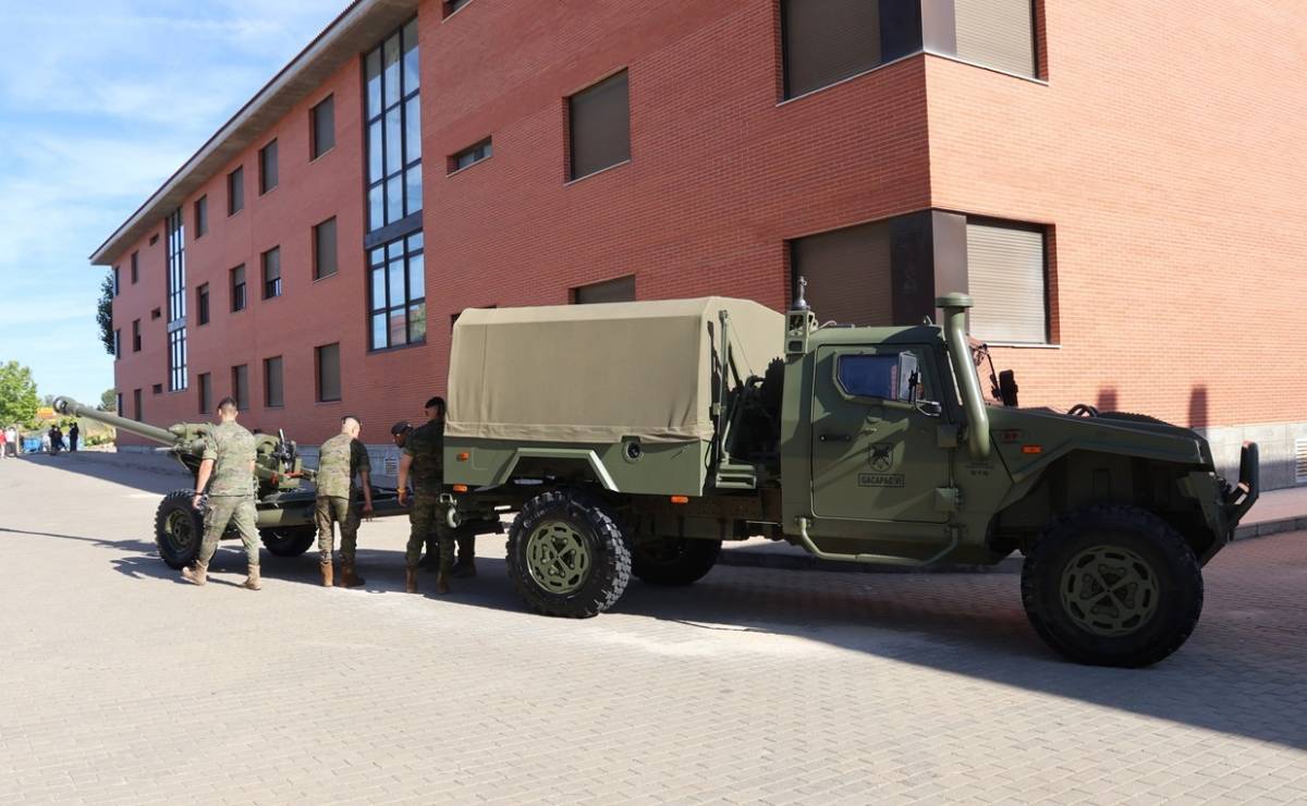 Personal del GACAPAC VI desenganchando la pieza L-118 del gancho de remolcaje del VAMTAC ST5. Personal del GACAPAC VI desenganchando la pieza L-118 del gancho de remolcaje del VAMTAC ST5.