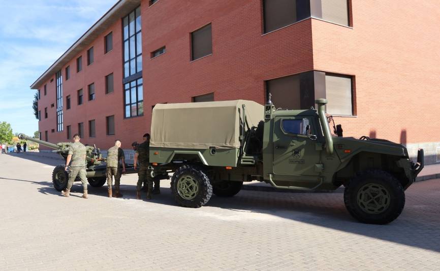 Personal del GACAPAC VI desenganchando la pieza L-118 del gancho de remolcaje del VAMTAC ST5.