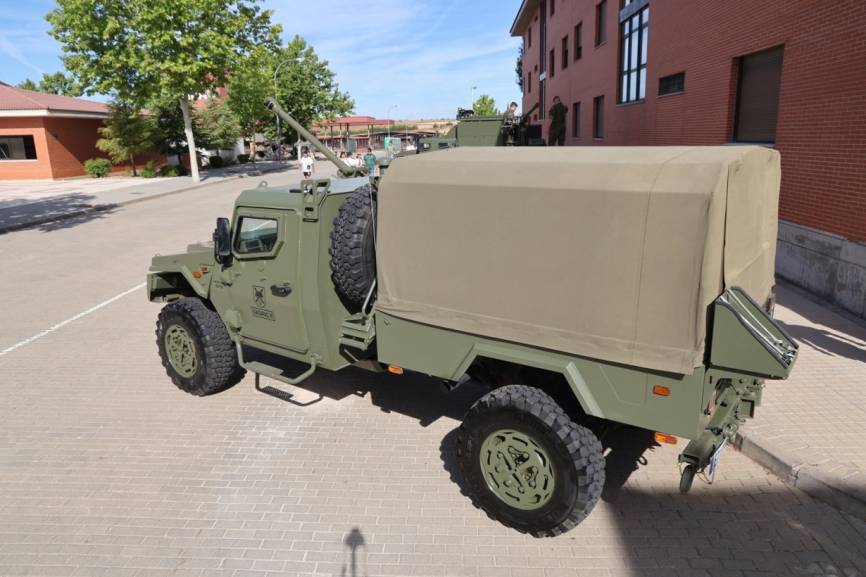 Imagen del VAMTAC ST5 de cabina simple, en la que se aprecia la gran caja para transportar munición.