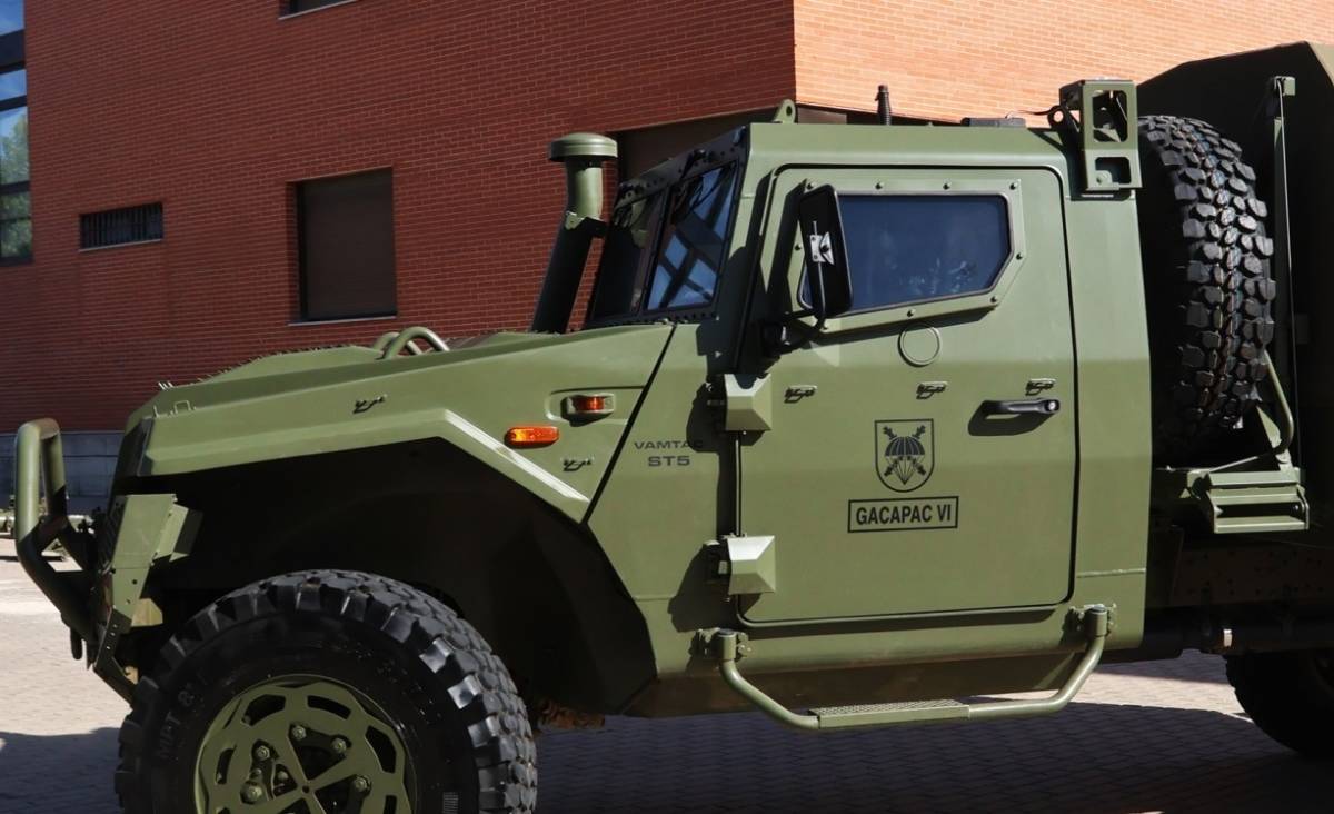 Detalle de la cabina simple del VAMTAC ST5 especialmente diseñado para ser aerotransportado. Detalle de la cabina simple del VAMTAC ST5 especialmente diseñado para ser aerotransportado.