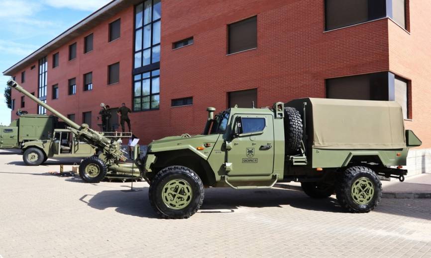 Durante una reciente exposición de material se ha podido ver el ST5 y la pieza L-118, al fondo otro VAMTAC portador del lanzador del misil “Mistral”.