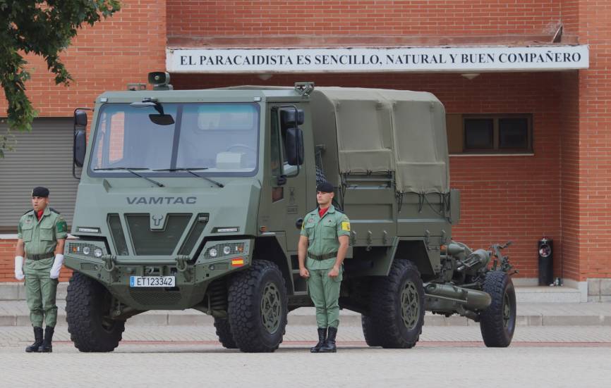 El GACAPAC VI también cuenta con el VAMTAC ST5 versión SK95, para remolcar los L-118.