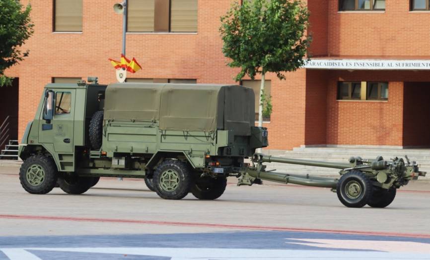 Uno de los VAMTAC ST5 versión SK95 remolcando un obús L-118.