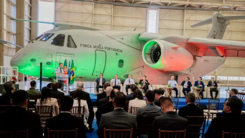 Aeronave KC-390 de la Fuerza Area Portuguesa durante el acto oficial de entrega.