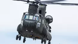 Helic�ptero CH-47F Chinook en vuelo.