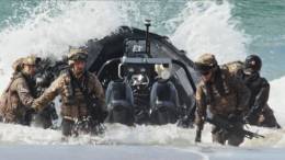 Imagen del vídeo de la Revista Naval por el Día de las Fuerzas Armadas 2024 Llegada al la costa de soldados que foma parte del vídeo creado de la Revista Naval por el Día de las Fuerzas Armadas 2024.