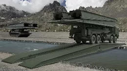 Camin cargado con pontones Anaconda, cruza un puente de pontones ya Anaconda desplegado para salvar un paso de agua.