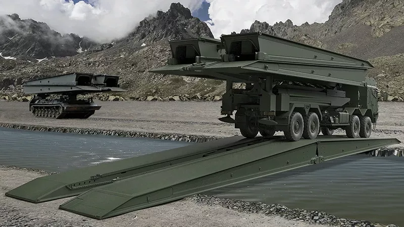 Anaconda puedes ser desplegado por camiones 8x8 o 10x10. Foto: GDELS Camión cargado con pontones Anaconda, cruza un puente de pontones ya Anaconda desplegado para salvar un paso de agua.