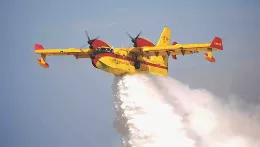 Aeronave apagafuegos DHC-515 (DHC) en vuelo.