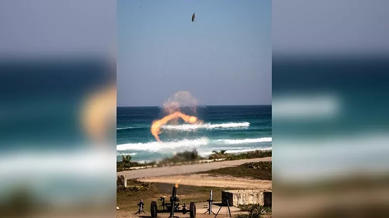 Demostrador de radar de contrabatera del Ejrcito Brasileo, disparando un proyectil.