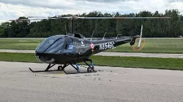 Helic�ptero de instrucci�n Enstrom F-280FX Shark en pista.