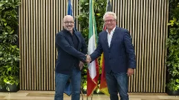 Armin Papperger, CEO de Rheinmetall AG y Roberto Cingolani, CEO de Leonardo tras la firma del acuerdo entre ambas empresas.