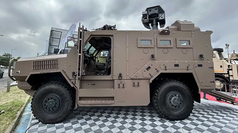El blindado 4x4 SAKHAR es una solución tecnológica avanzada que puede cubrir numerosos cometidos asociados a las necesidades del combate. Foto: Octavio Díez Cámara El blindado 4x4 SAKHAR estático. y con la puerta abierta.