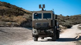 Uno de los camiones dotado de la nueva cabina blindada durante pruebas recientes. Foto: TSD