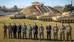 Modernizar la fuerza blindada es una opcion expresada por el ministro Petri. Foto: Luis Pieiro