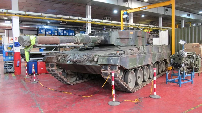 Un carro de combate Leopard 2A4 del Ejército de Tierra en las instalaciones de SDLE. Foto: Autor Carro de combate Leopard 2A4 del Ejército de Tierra durante su actualización en las instalaciones de SDLE.