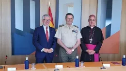 Autoridades tras la firma del acuerdo de becas para estudios universitarios de hijos de militares.